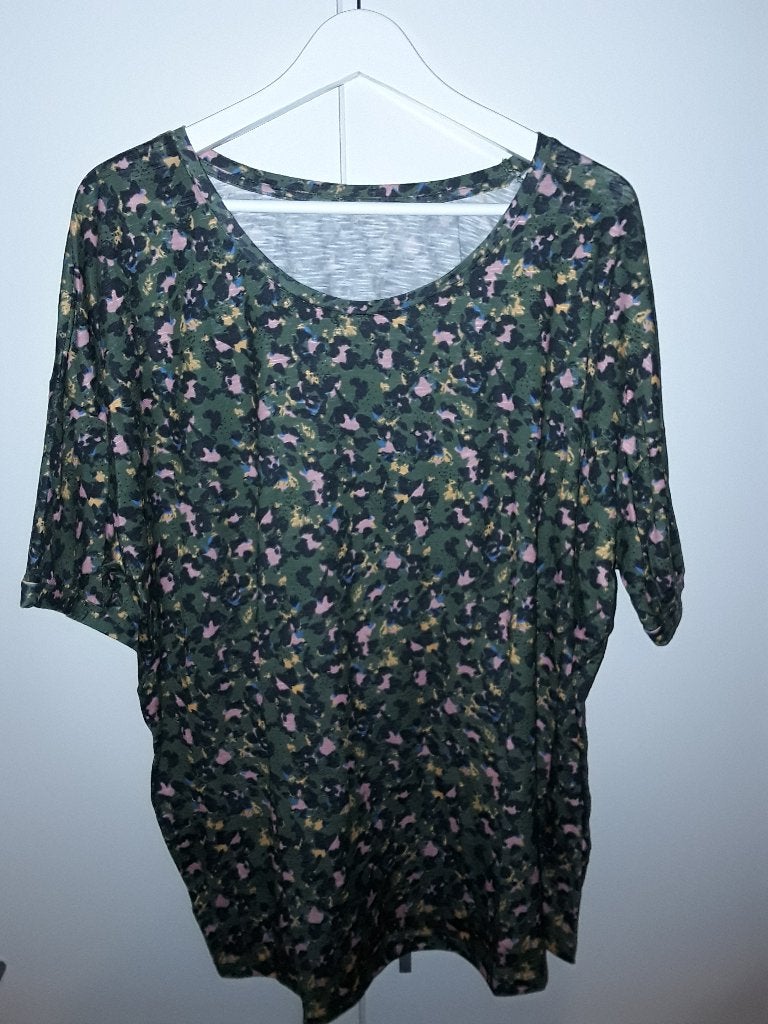 Studio Untold Groen/Roze T-shirt Met Print Maat 50/52, Zo goed als nieuw, Groen, Shirt of Top, Studio Untold