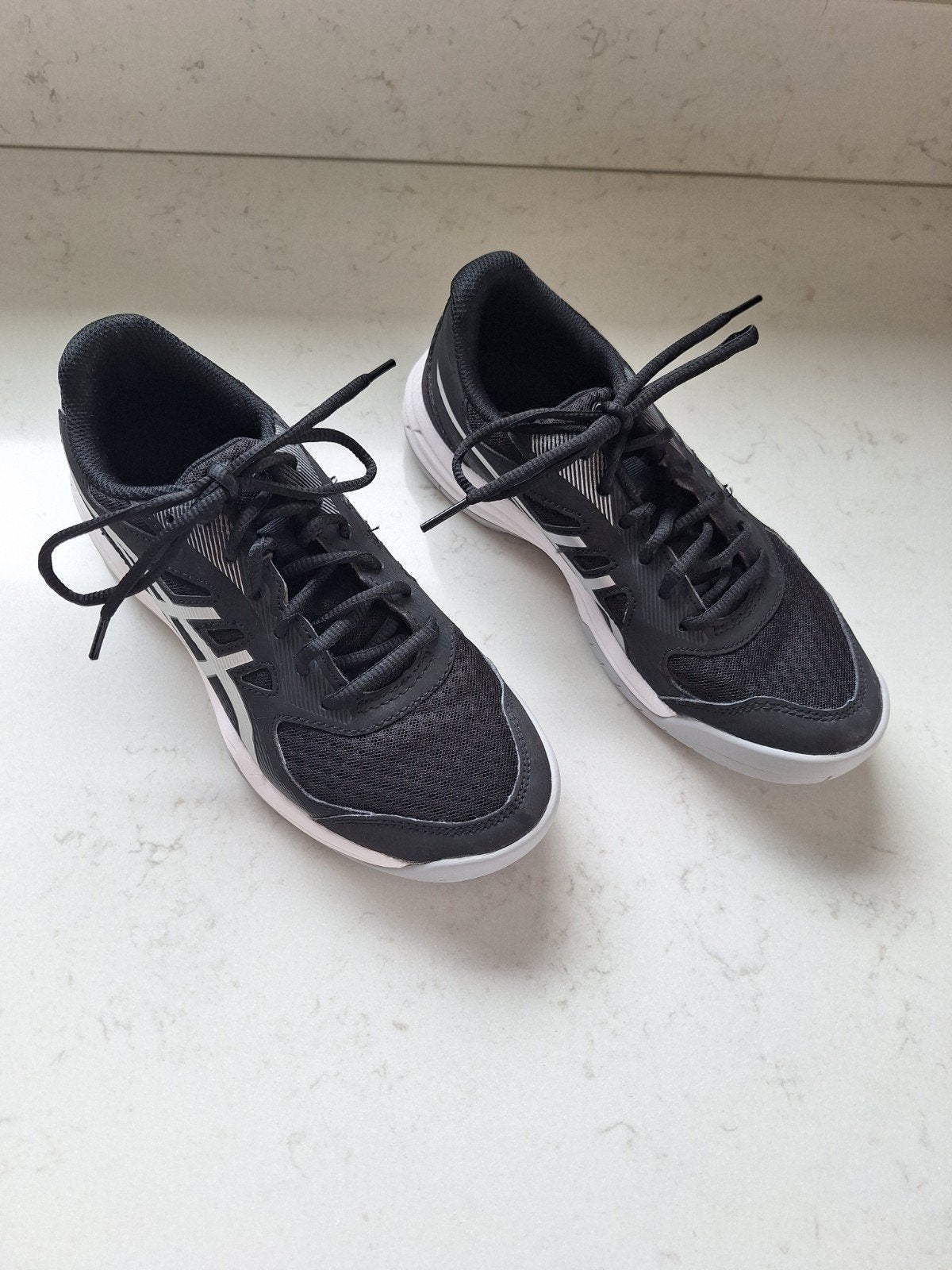 ASICS Upcourt 5 Zaalschoenen - Zwart/Wit, Ophalen of Verzenden, Zo goed als nieuw