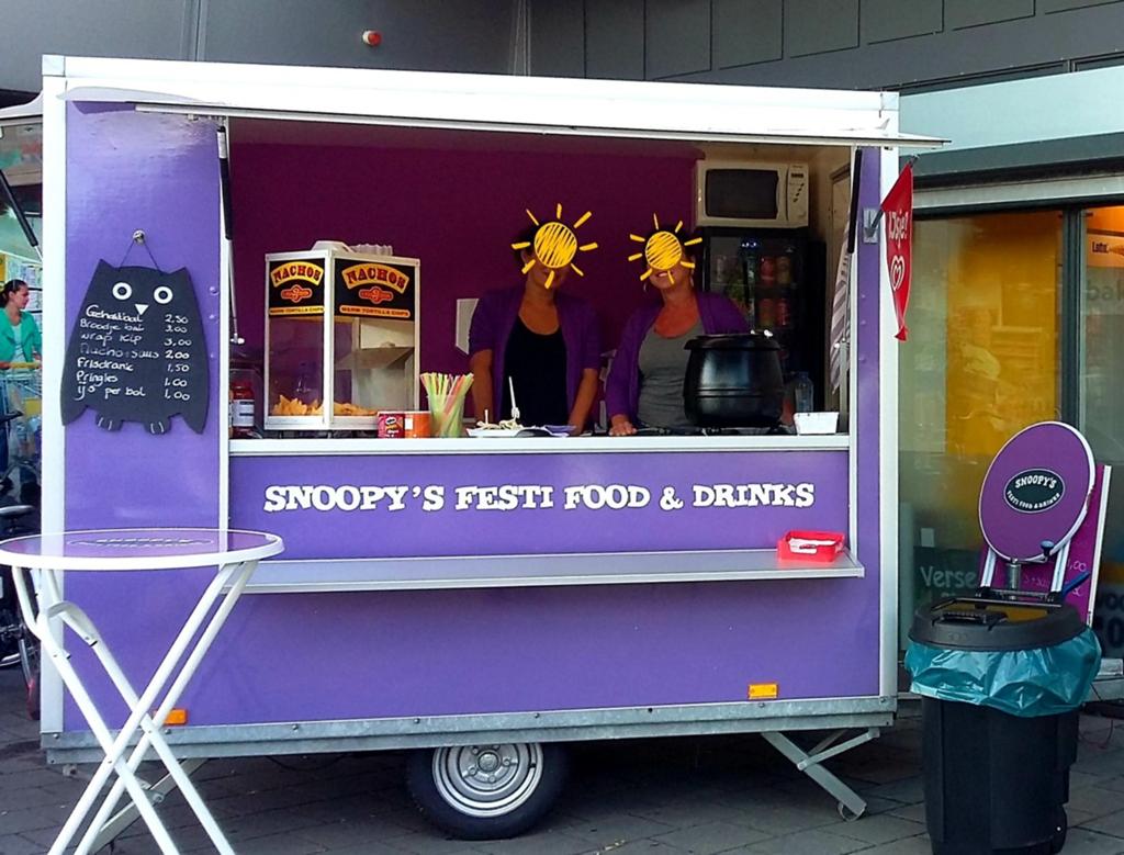 Vrolijke paarse foodtruck aanhangwagen, Ophalen