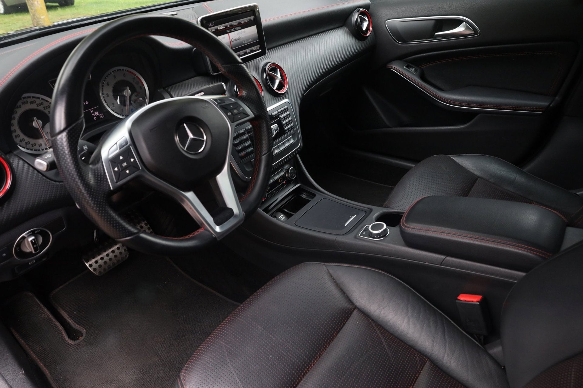 Mercedes-Benz A-klasse 250 Sport Ambition Aut. | AMG-Pakket, Auto's, Mercedes-Benz, 730 kg, Gebruikt, 4 cilinders, Zwart