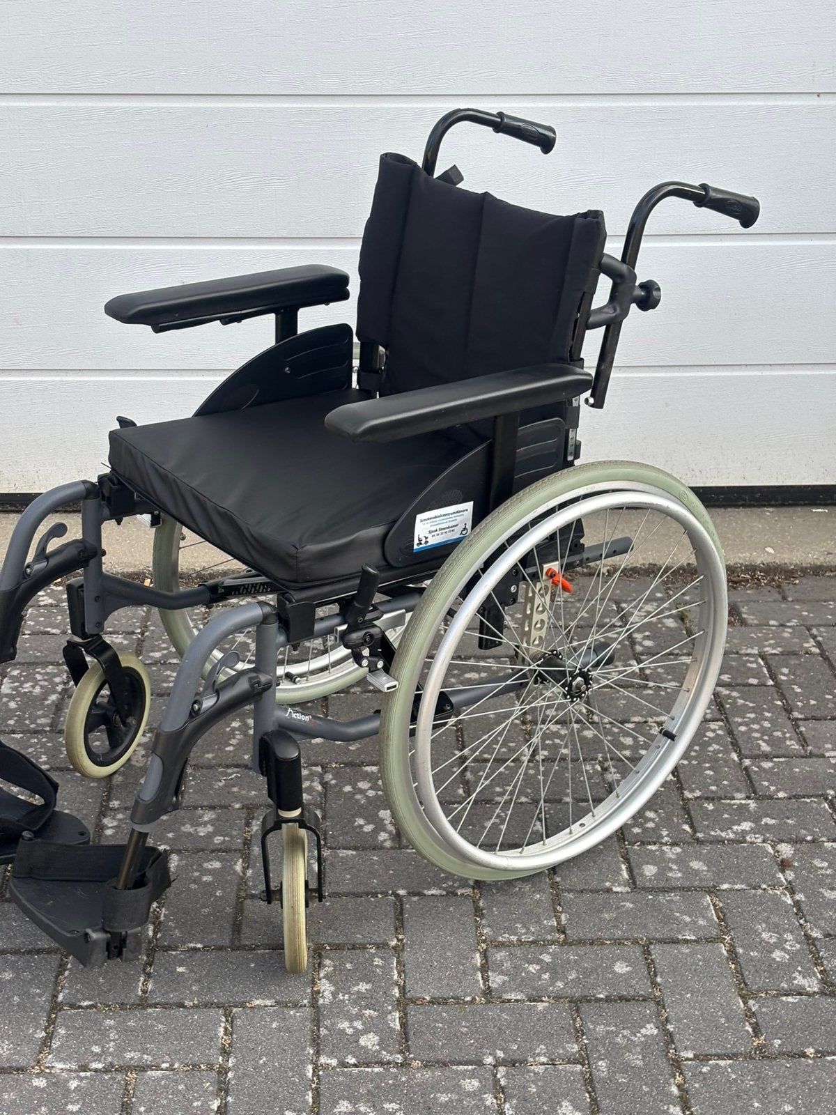 Lichtgewicht inklapbare rolstoel van Invacare nu €100 !, Invacare, Meer info ☎️0️⃣6️⃣➖2️⃣0️⃣9️⃣0️⃣1️⃣0️⃣4️⃣0️⃣, Zo goed als nieuw