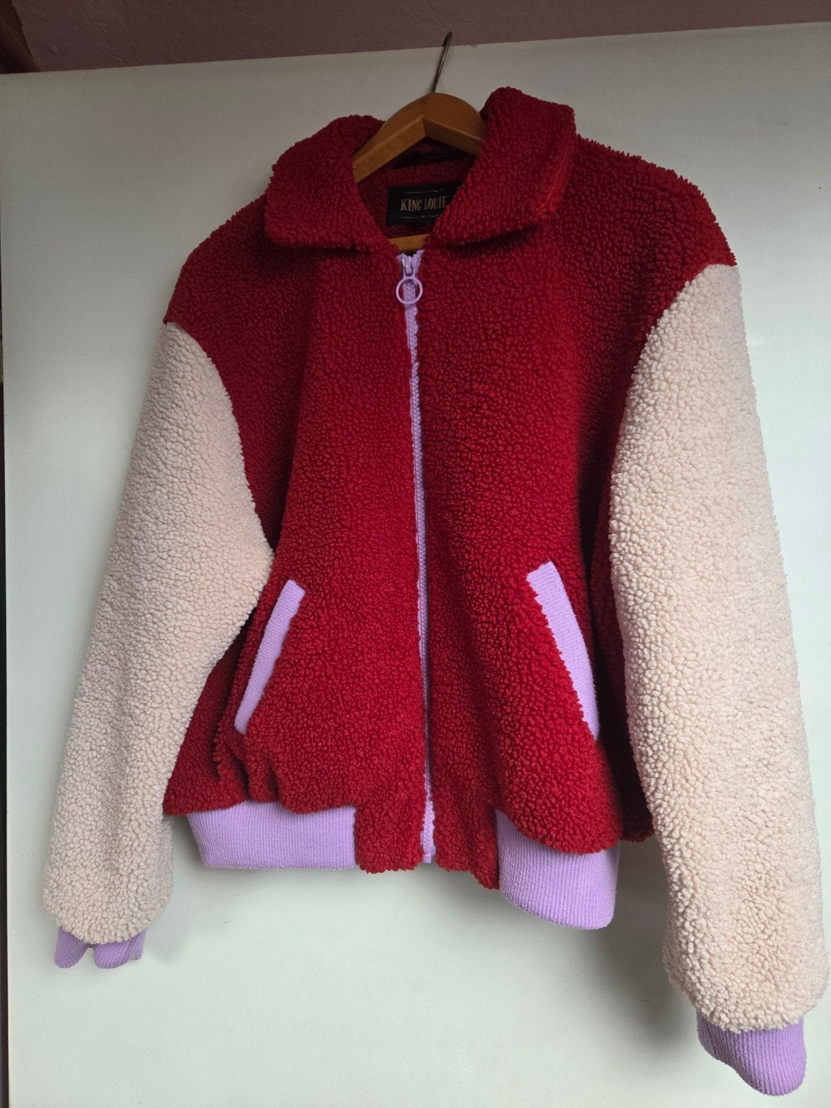 King Louie bomber jas - Rood met beige mouwen, Maat 38/40 (M), Ophalen of Verzenden, King Louie, Gedragen