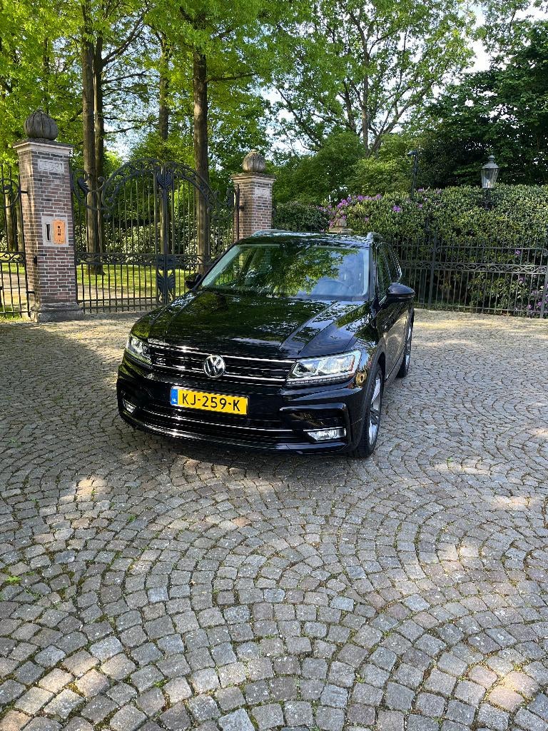 Volkswagen Tiguan R-Line 1.4 TSI 150PK . Eerste eigenaar ., Voorwielaandrijving, Stof, 1800 kg, Zwart