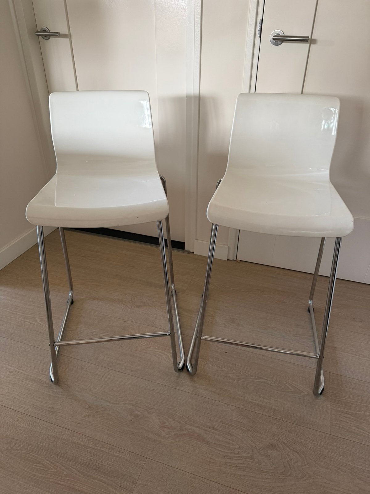 Barkrukken, wit, Ikea 2 stuks, Ophalen, Kunststof, 60 tot 90 cm, Zo goed als nieuw
