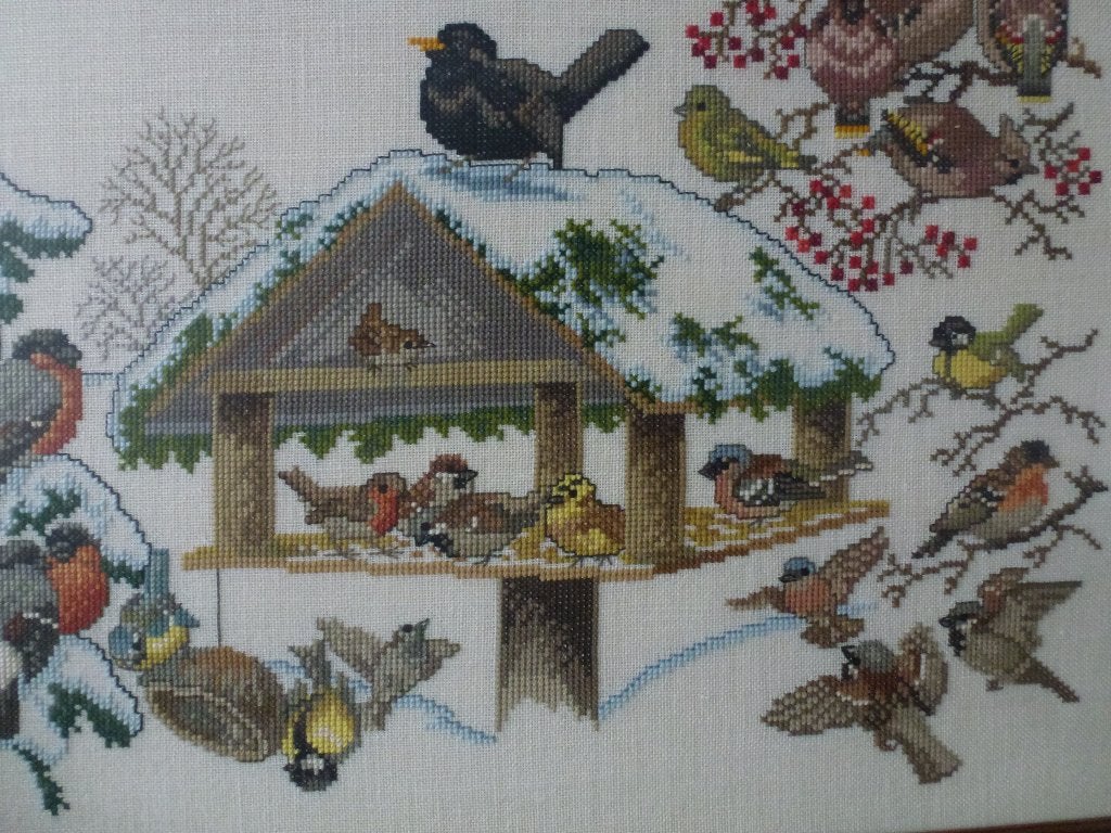 Voederplank met vogeltjes geborduurd en ingelijst, Huis en Inrichting, Woonaccessoires | Wanddecoraties, Ophalen of Verzenden