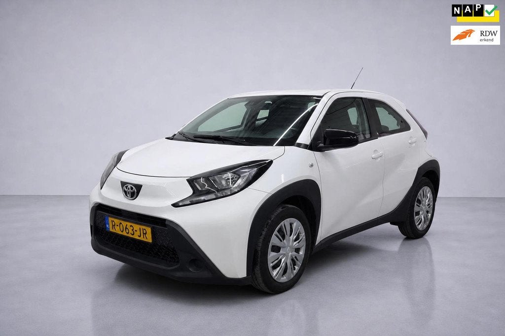 Toyota Aygo X 1.0 VVT-i MT Play, Auto's, Gebruikt, 920 kg, 4 stoelen, Wit