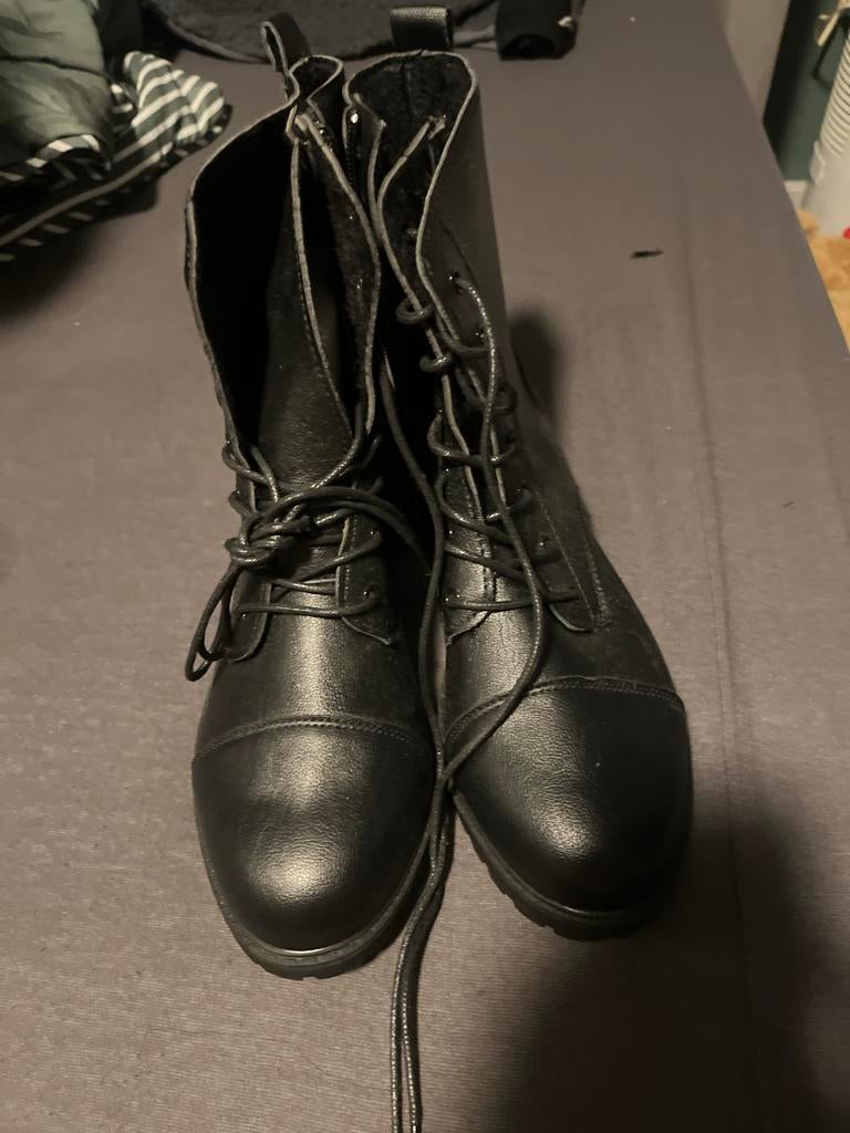 Zwarte veterlaarzen van SHEIN - Maat 42, Kleding | Dames, Verzenden, Zwart, Lage of Enkellaarzen, Nieuw