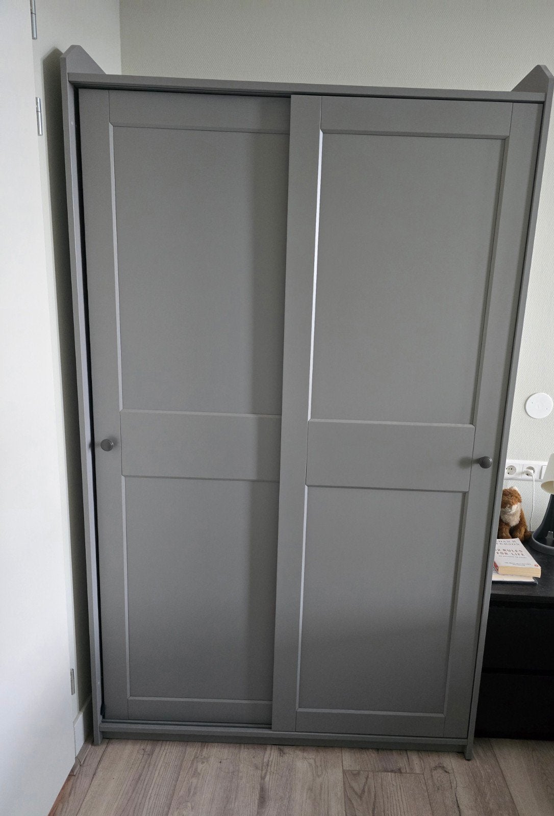 IKEA kledingkast met schuifdeuren – grijs, Ophalen, 100 tot 150 cm, 200 cm of meer, Zo goed als nieuw