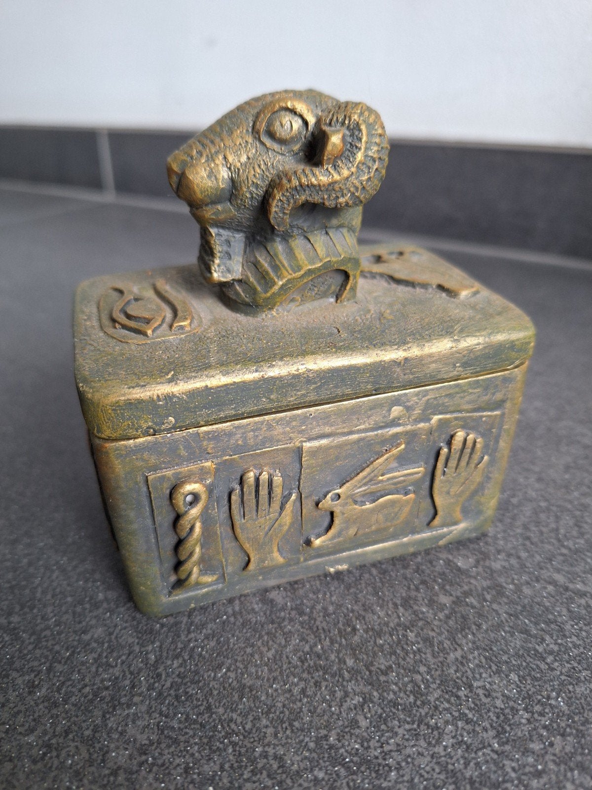 Egyptische stijl doosje met ramshoofd deksel, Antiek en Kunst, Antiek | Woonaccessoires, Ophalen of Verzenden