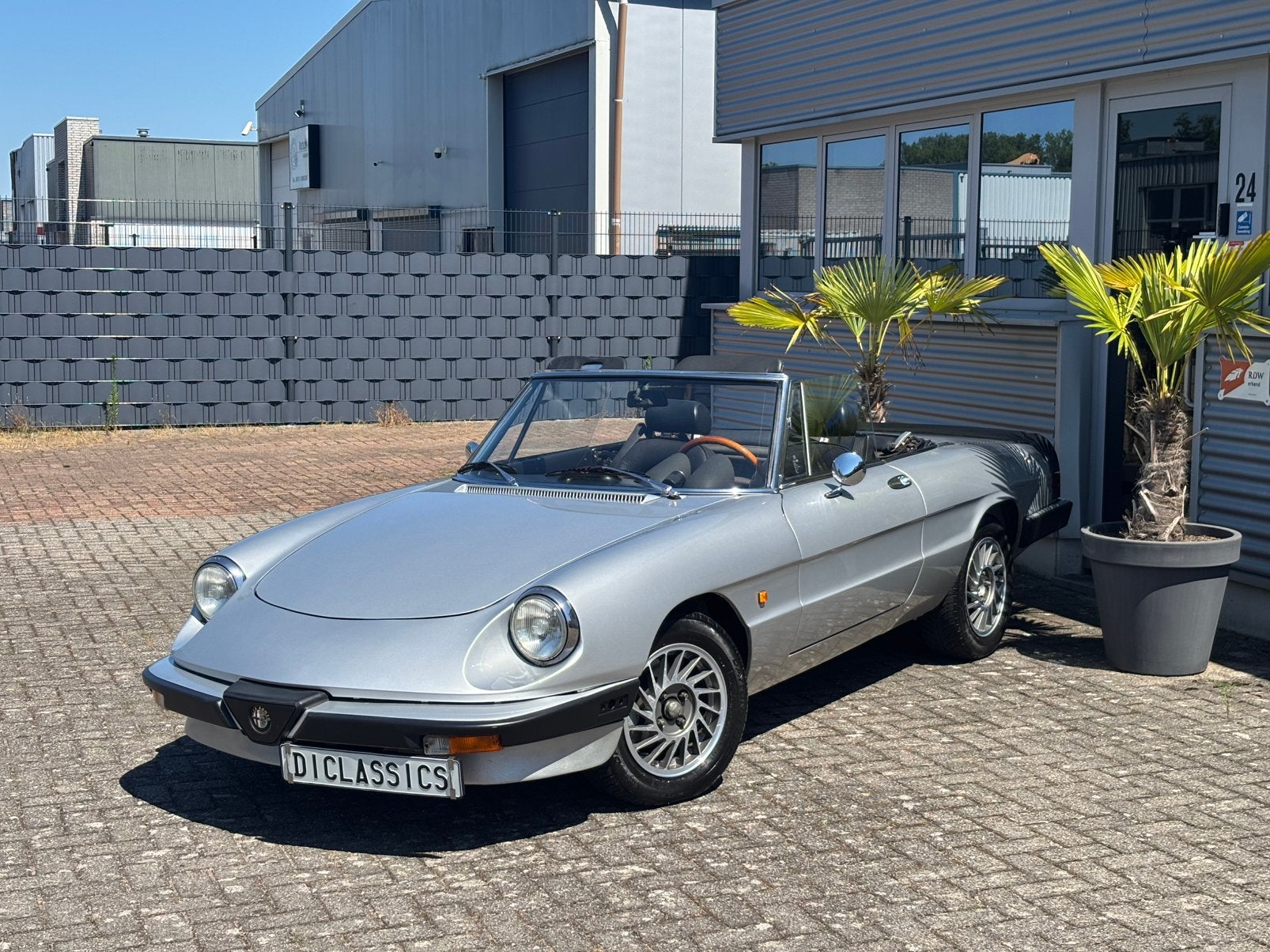Alfa Romeo Spider 2.0 dubbele carburateur 1984!!, 1998 cc, Achterwielaandrijving, Zwart, 4 cilinders