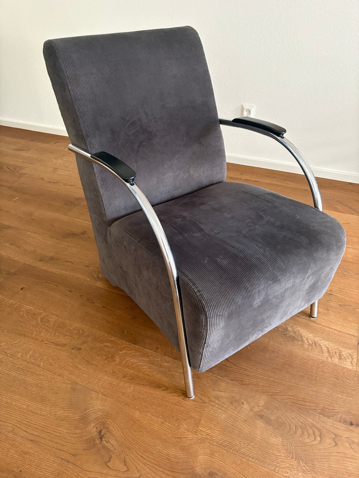 Comfortabele fauteuil met chromen armleuningen, Ophalen, 75 tot 100 cm, Zo goed als nieuw, Stof