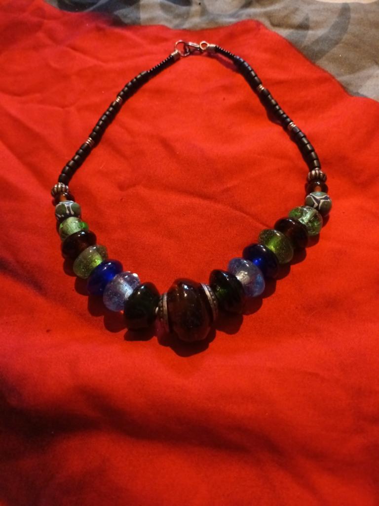 Kleurrijke ketting met gedeeltelijk glazen kralen, Ophalen of Verzenden, Gebruikt, Overige kleuren, Overige materialen