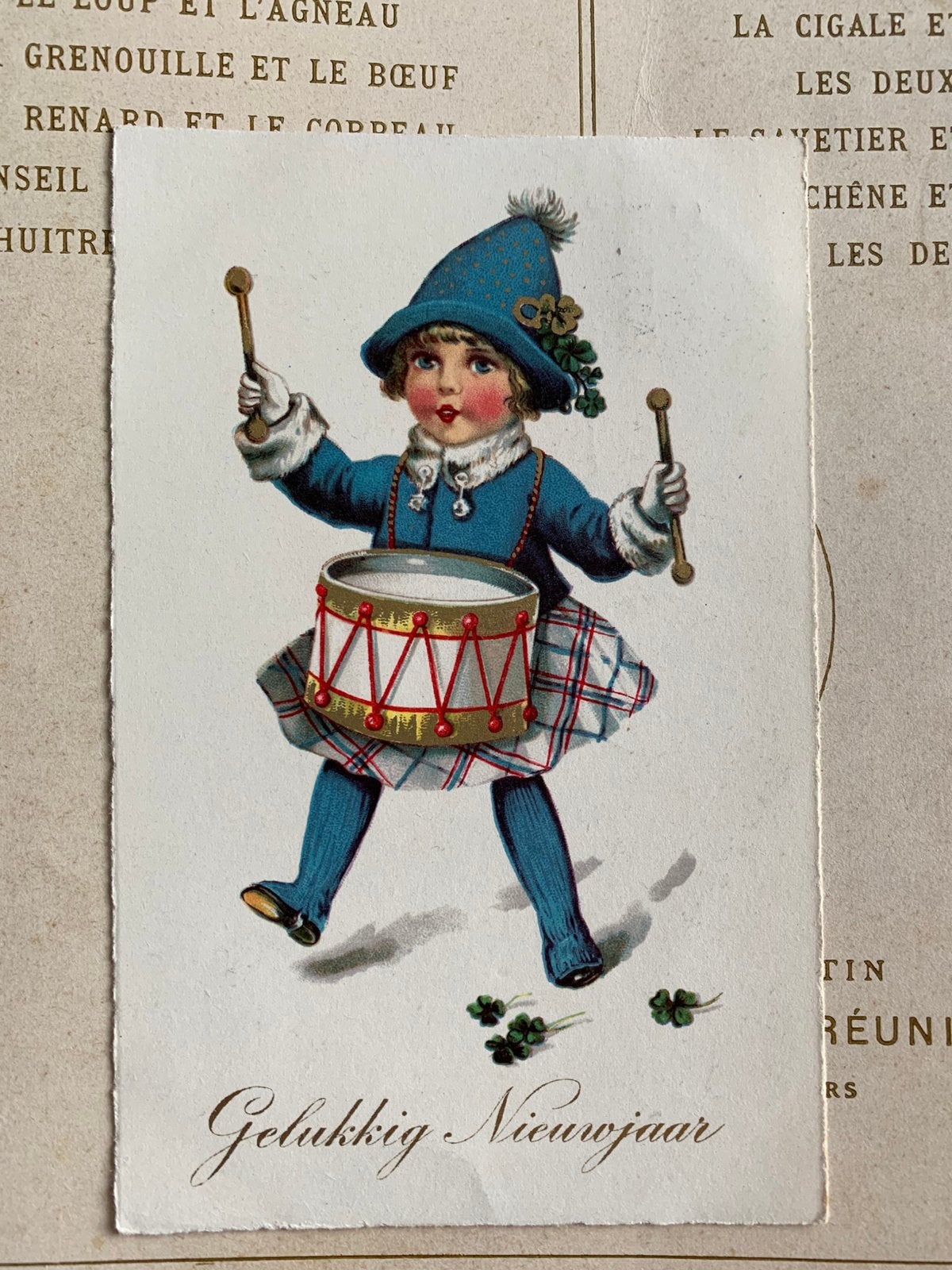 1935 Gelukkig Nieuwjaar - meisje met trommel (NN), Ophalen of Verzenden, 1920 tot 1940, Gelopen, Feest(dag)