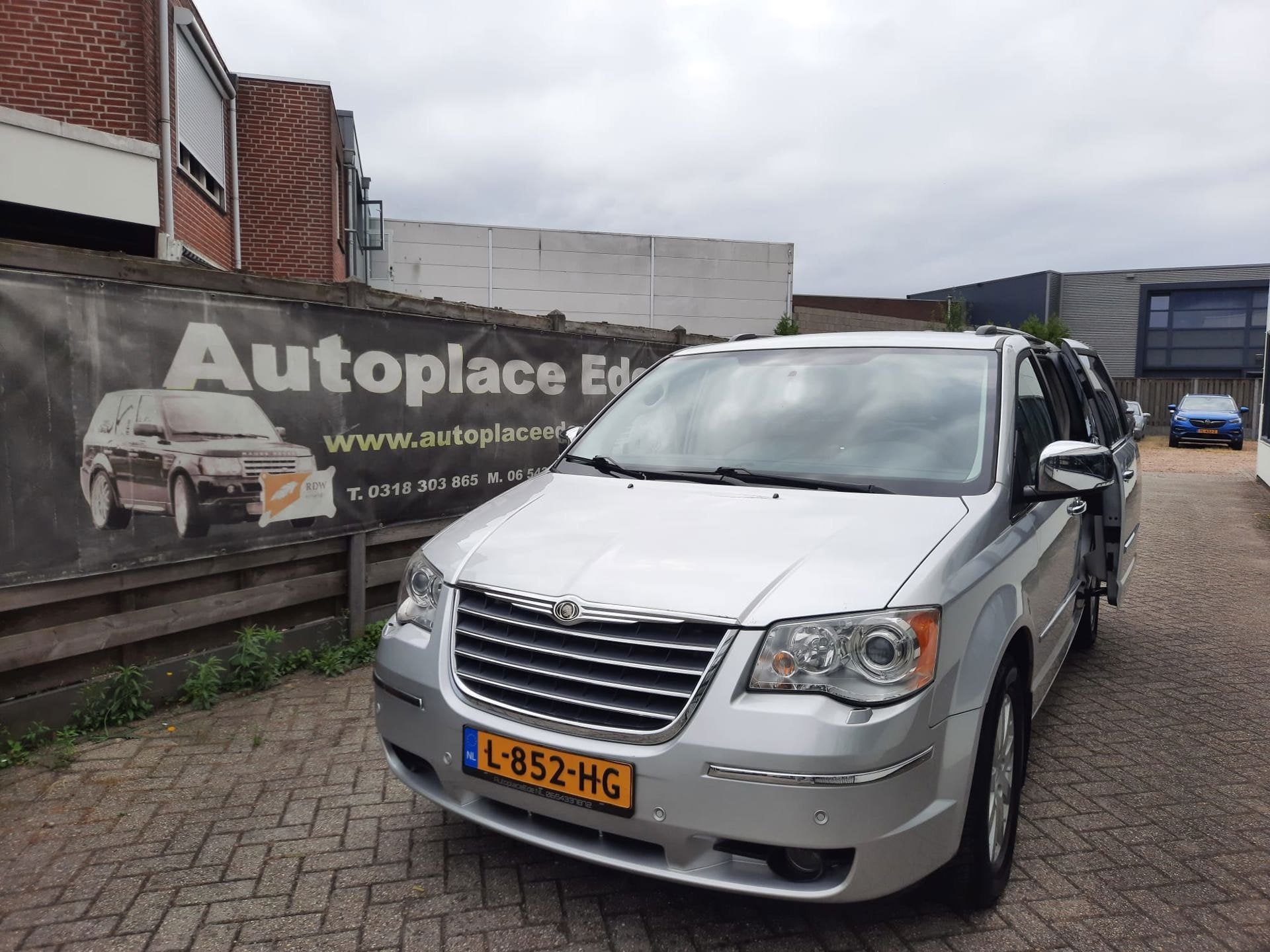 Chrysler Grand Voyager 3.8 V6 rolstoelauto stoellift 4 + 1, Auto's, Chrysler, Gebruikt, Zwart, Grand Voyager, 138 €/maand