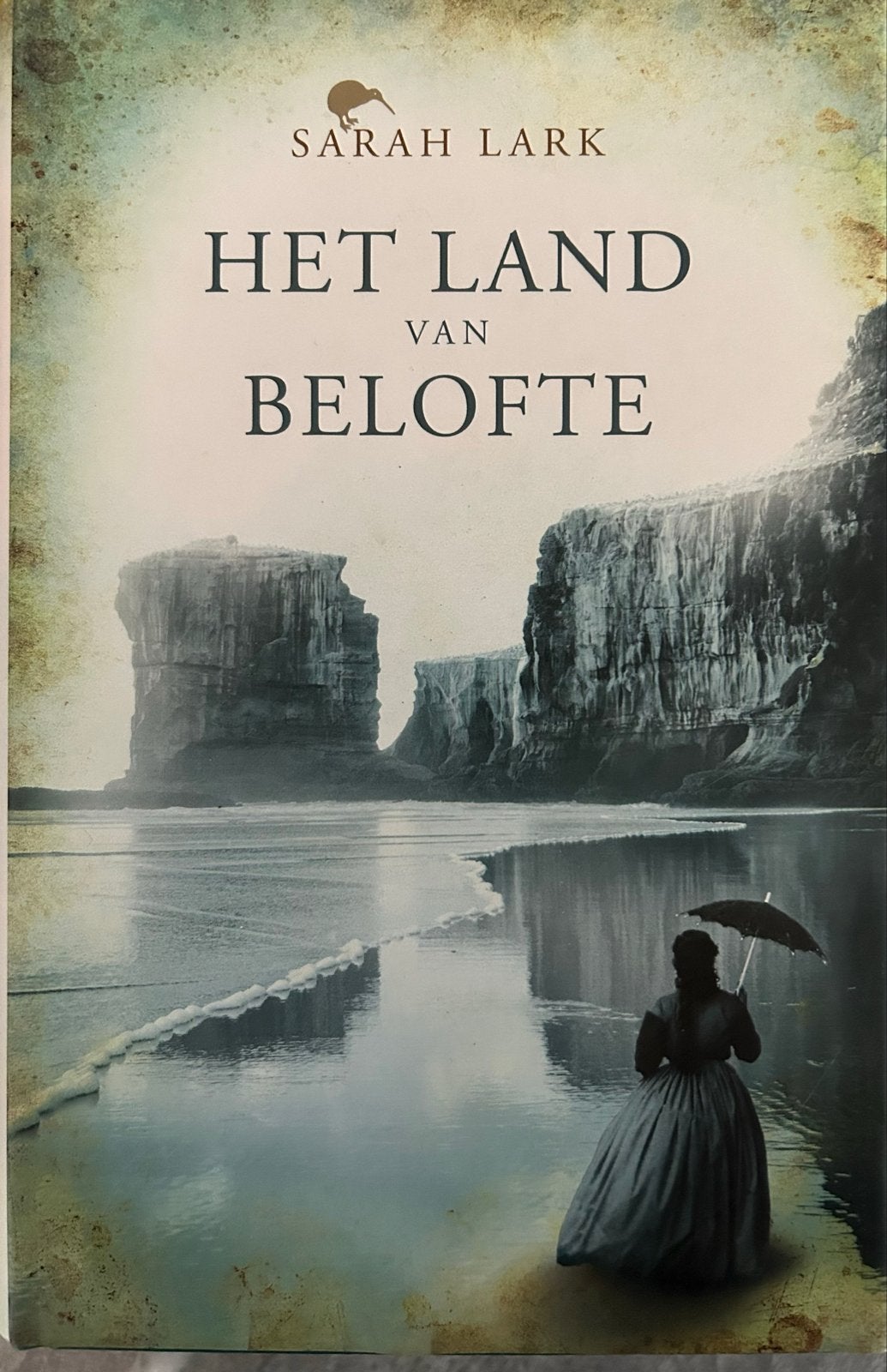 Het Land van Belofte - Sarah Lark (Roman), Ophalen of Verzenden, Gelezen, Europa overig