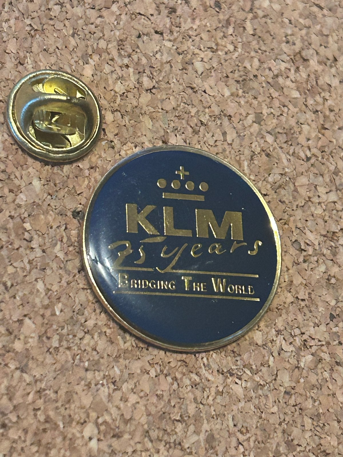 KLM 75 jaar 'Bridging The World' pin, Verzamelen, Ophalen of Verzenden, Gebruikt, Overige onderwerpen, Speldje of Pin