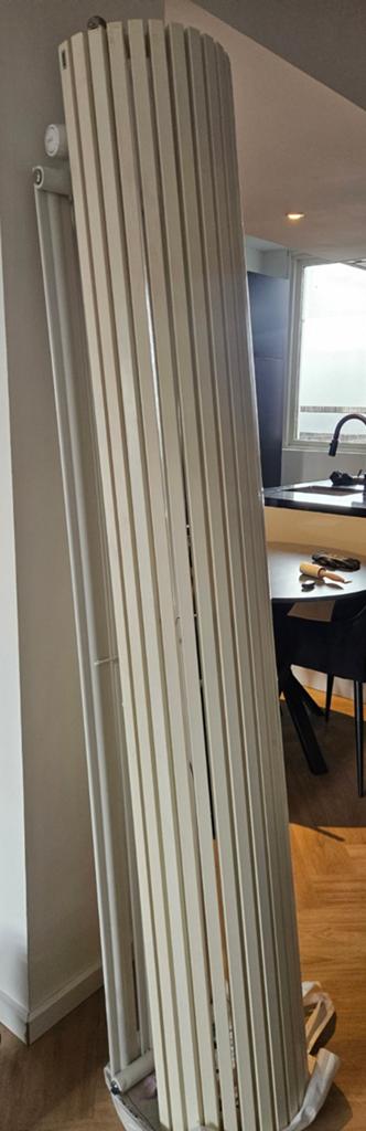 Beige Vasco design radiator, half cirkel, compleet, Doe-het-zelf en Verbouw, Verwarming en Radiatoren, Ophalen of Verzenden