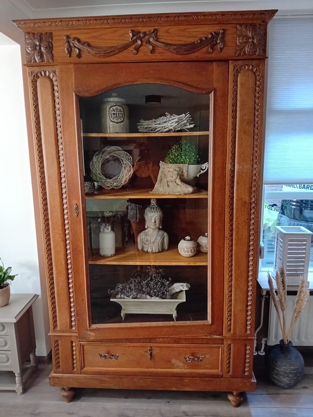 Antieke houten vitrinekast met lade, Ophalen