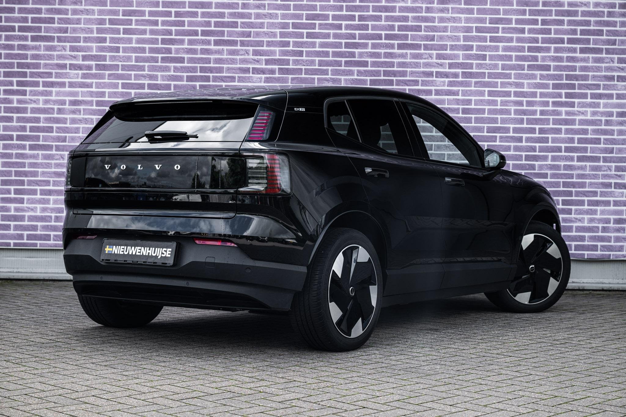Volvo EX30 Twin Motor Performance AWD 69 kWh Plus | Harman K, Auto's, Gebruikt, Leder en Stof, Zwart, Vierwielaandrijving