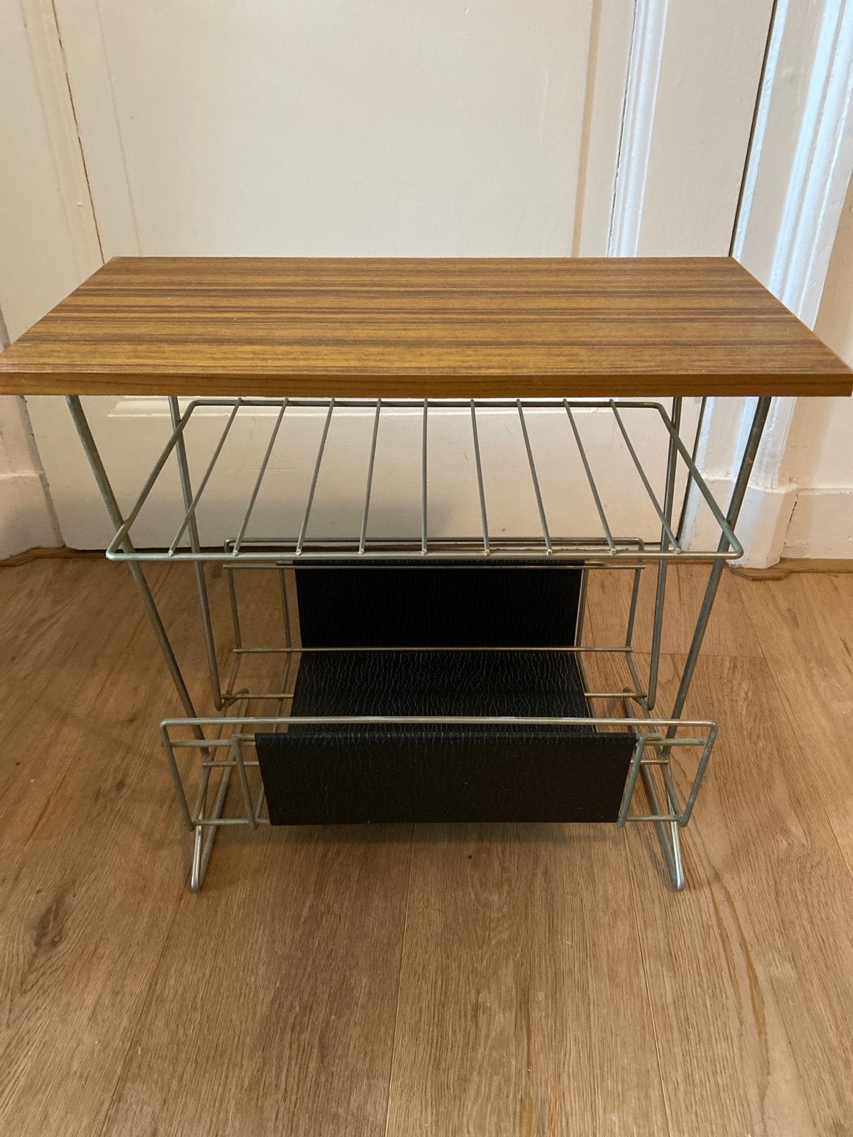 Vintage bijzettafel met tijdschriftenrek, Minder dan 45 cm, Gebruikt, Rechthoekig, Hout