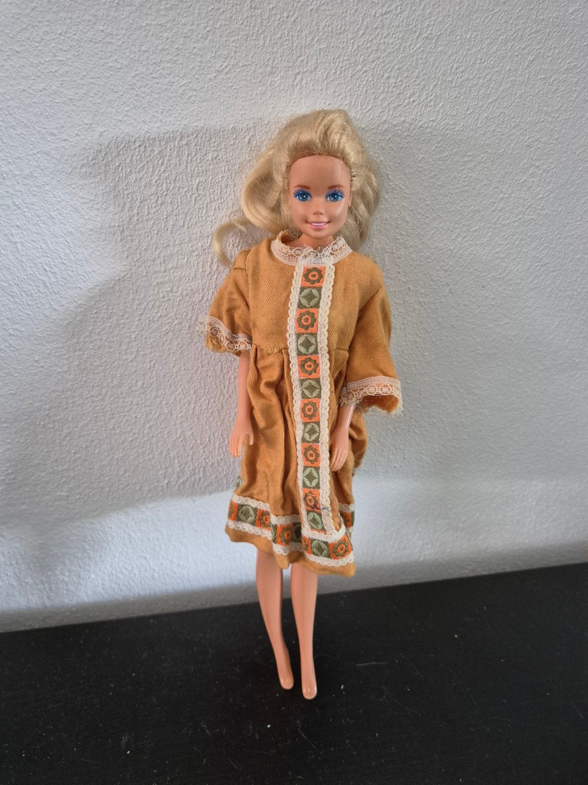 Vintage Barbie pop met oranje jurk, Ophalen of Verzenden, Gebruikt, Barbie