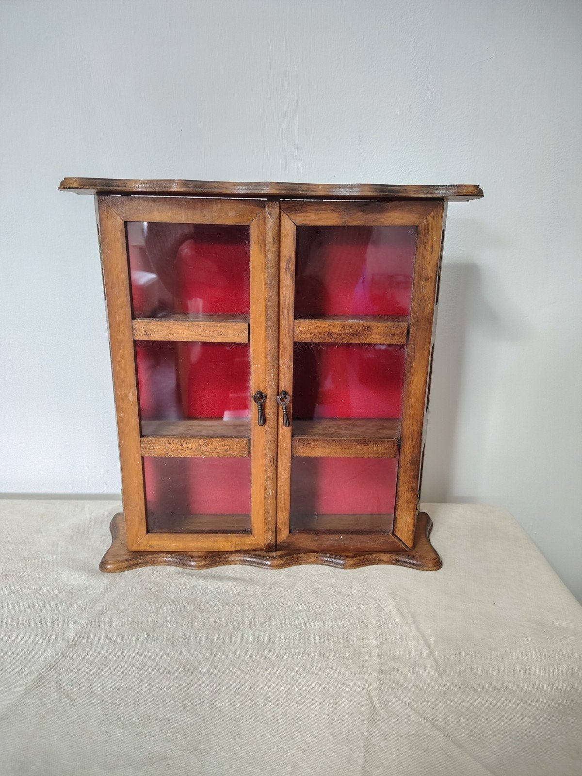 Vintage houten vitrinekastje met rood fluweel interieur, Antiek en Kunst, Ophalen of Verzenden