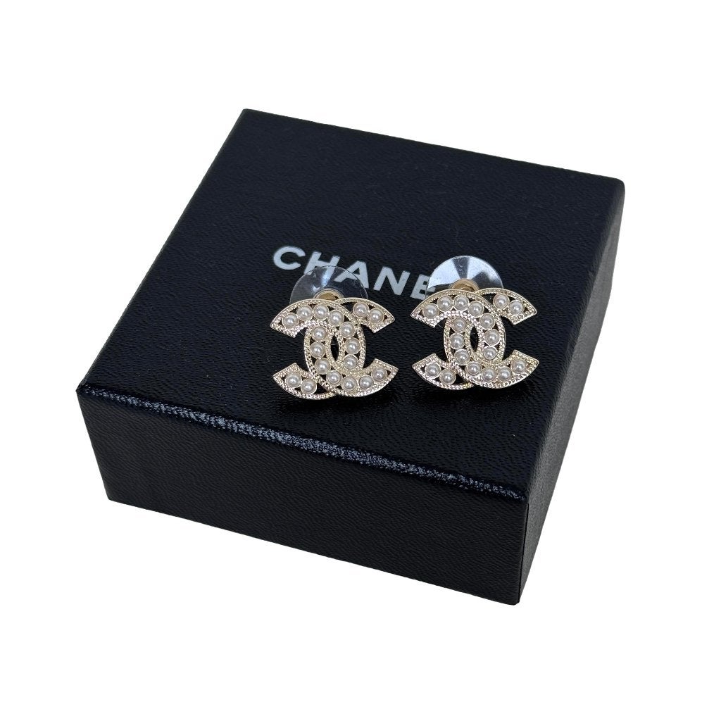 Oorbellen earrings Chanel A21C pearl coco parels CC'tjes