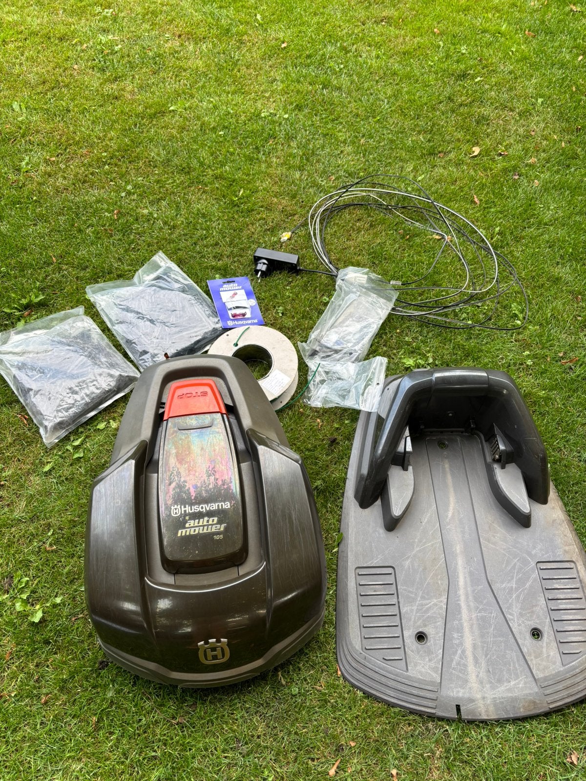 Husqvarna Automower 105 Robotmaaier (incl alles), 2 jr oud, Tuin en Terras, Robotmaaiers, Ophalen, Zo goed als nieuw, 20 tot 25 cm