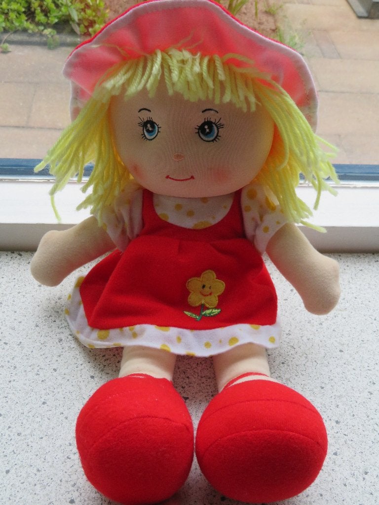 Zachte blonde pop rood mutsje jurkje en schoenen van Zeeman, Ophalen of Verzenden, Zo goed als nieuw, Overige typen, Wasbaar