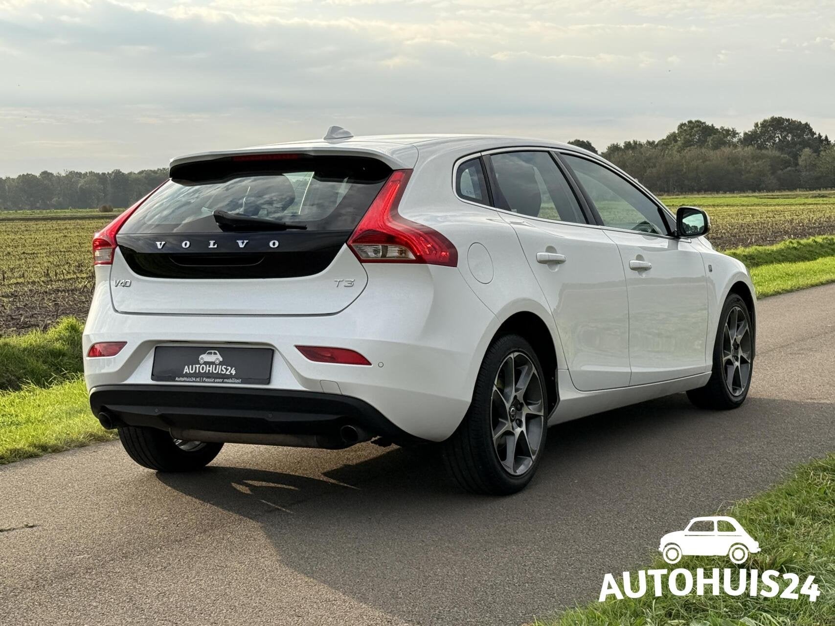 Volvo V40 1.5 T3 Ocean Race AUTOMAAT XENON|NAVI|LEDER|17", 4 cilinders, Wit, Leder, Bedrijf
