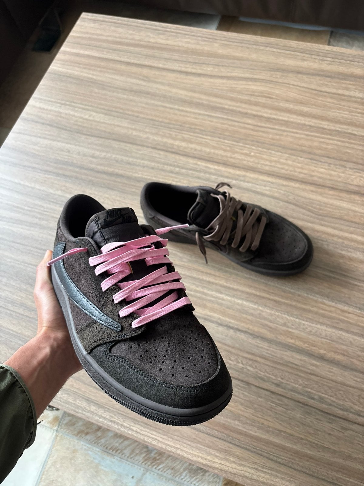 Travis Scott x Air Jordan 1 Retro Low OG 'Velvet Brown', Kleding | Heren, Schoenen, Bruin, Nike, Nieuw, Ophalen of Verzenden