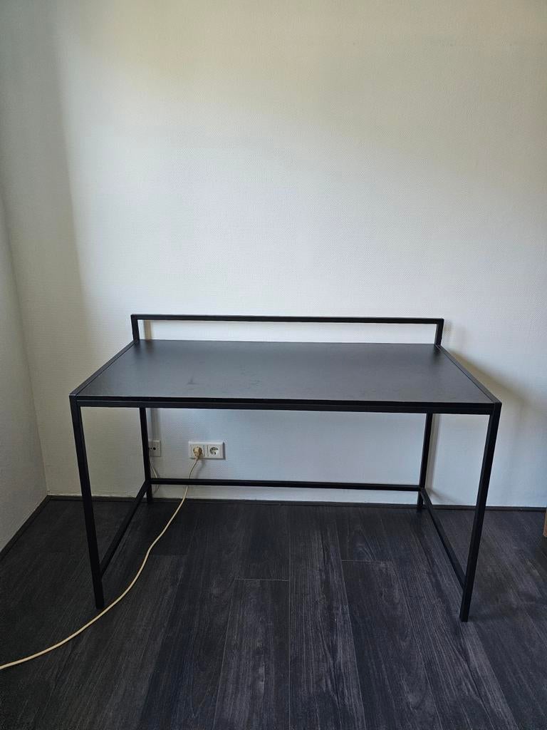 Jysk bureau met metalen frame en houten blad, Ophalen, Zo goed als nieuw