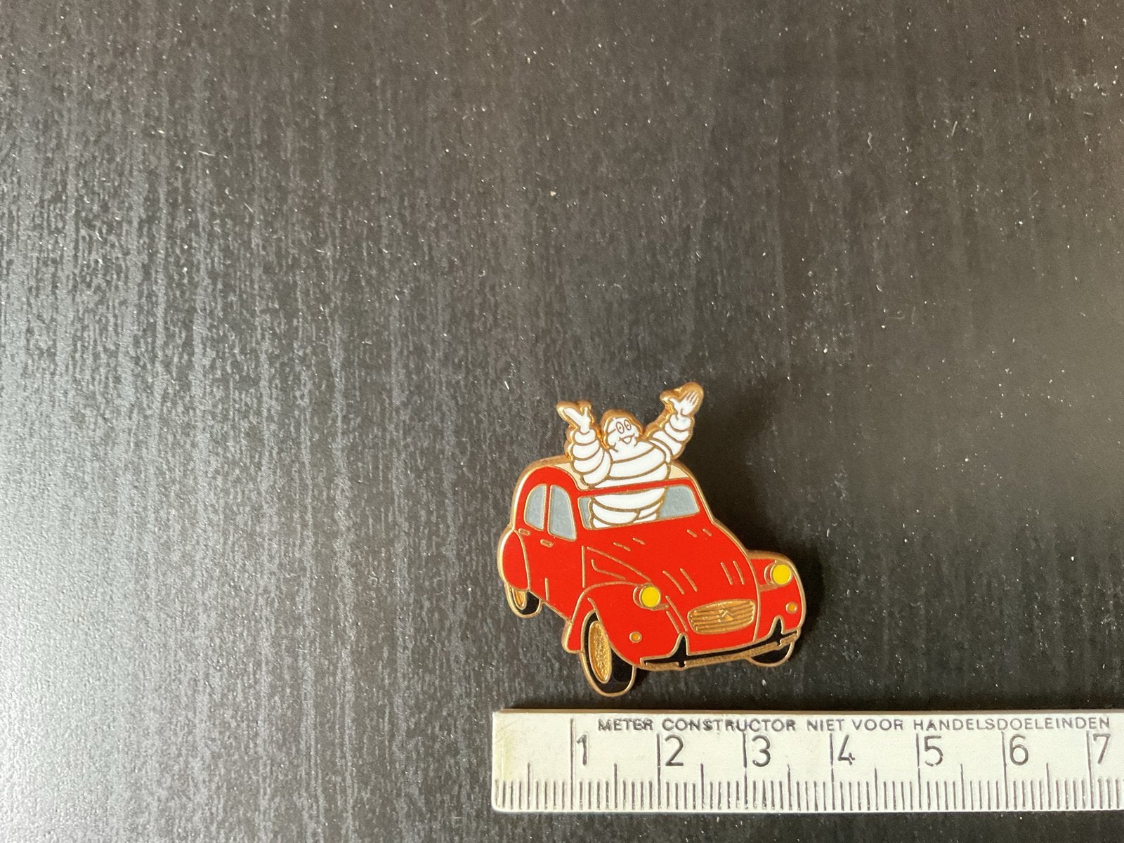Michelin Bibendum in rode  2CV pin - Limited Edition, Ophalen of Verzenden, Zo goed als nieuw, Auto's