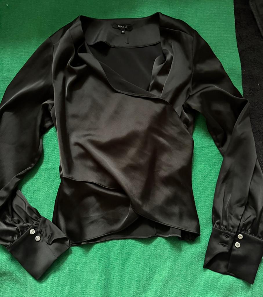 Nikkie satijnen blouse met overslag. Gloednieuw!, Ophalen of Verzenden, Nieuw, Maat 36 (S), Zwart