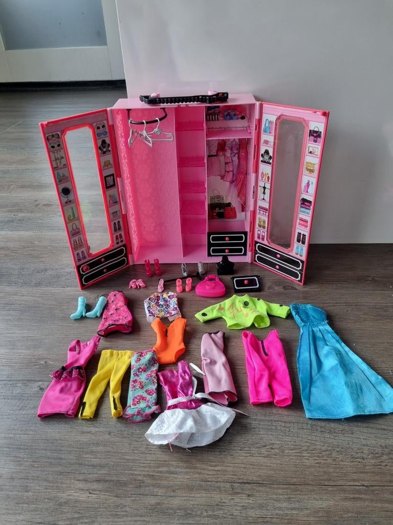 Barbie kledingkast kleding, Kinderen en Baby's, Speelgoed | Poppen, Ophalen of Verzenden, Barbie