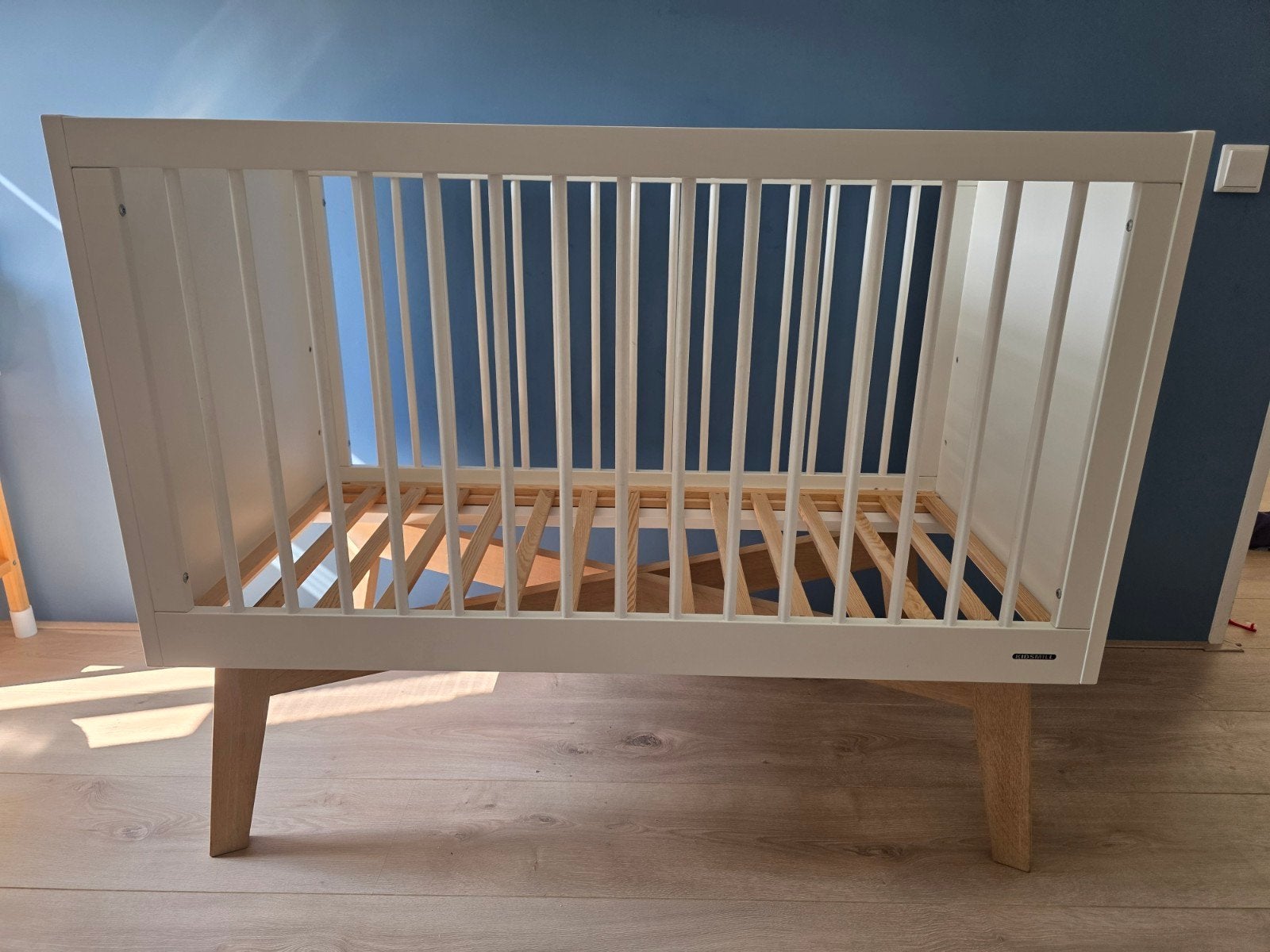 Kidsmill Ledikant 120x60cm - Wit met Houten Poten, Ophalen, Gebruikt, 70 tot 85 cm, Lattenbodem