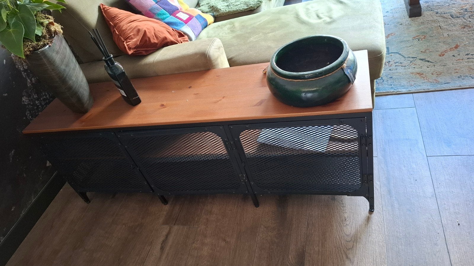 Industriële TV-meubel/dressoir met metalen deuren, Overige houtsoorten, Gebruikt, 150 tot 200 cm, Ophalen of Verzenden