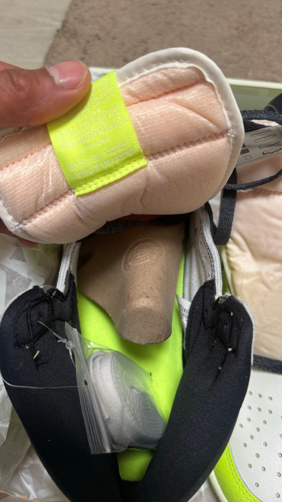 Nike Air Jordan 1 Retro High OG Volt/Black-Sail (Maat 42.5), Kleding | Heren, Schoenen, Ophalen of Verzenden, Nieuw, Overige kleuren