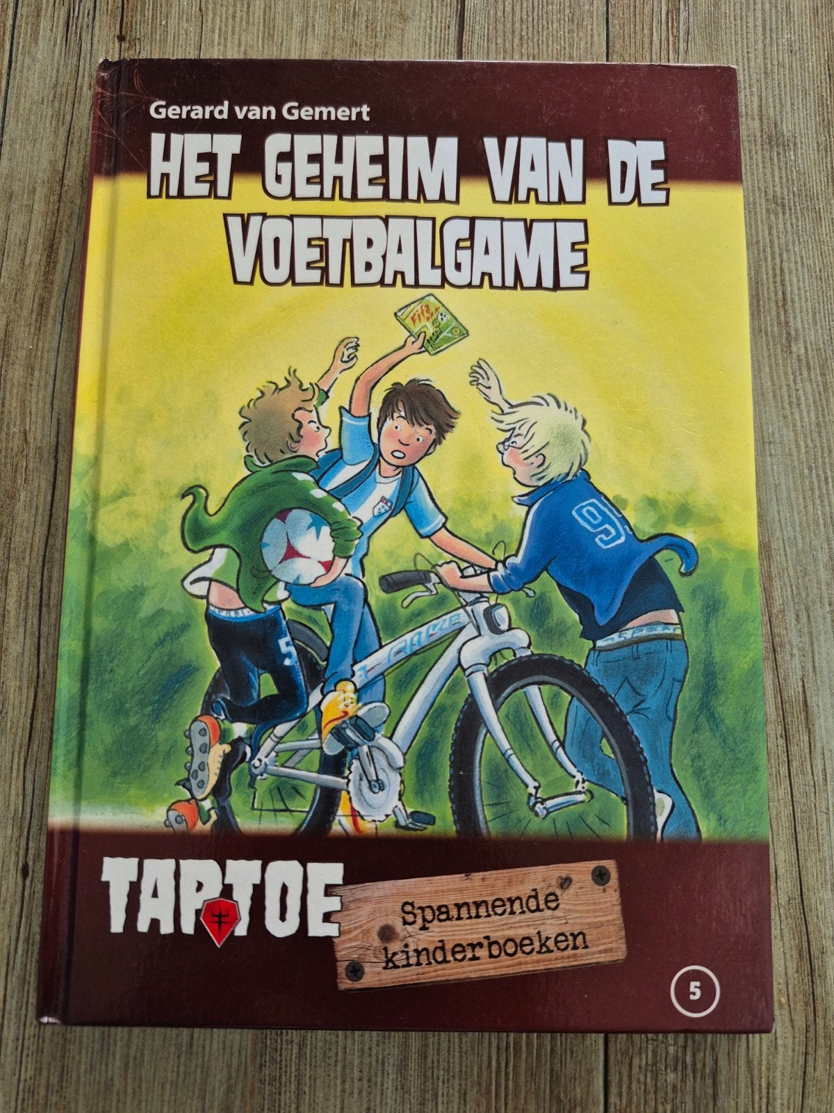 Het Geheim van de Voetbalgame - Gerard van Gemert, Boeken, Ophalen of Verzenden, Gelezen, Gerard van Gemert, Fictie algemeen