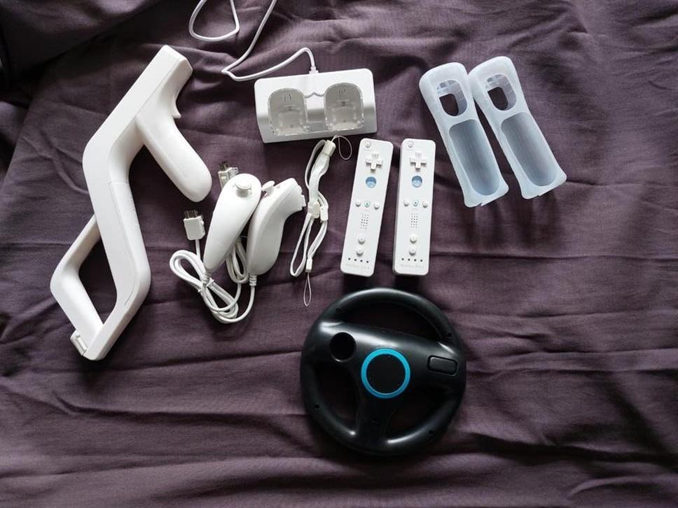 Wii Controllers en Accessoires - Compleet Pakket, Ophalen of Verzenden, Gebruikt, Met 2 controllers, Met stuurtje