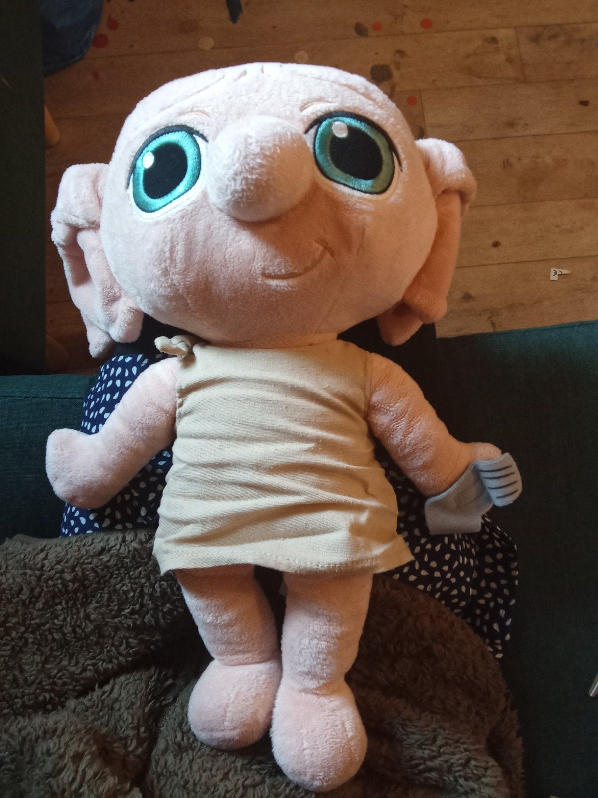 Harry Potter Dobby knuffel 35cm sokje in zijn hand, Ophalen of Verzenden, Zo goed als nieuw, Beeldje of Poppetje