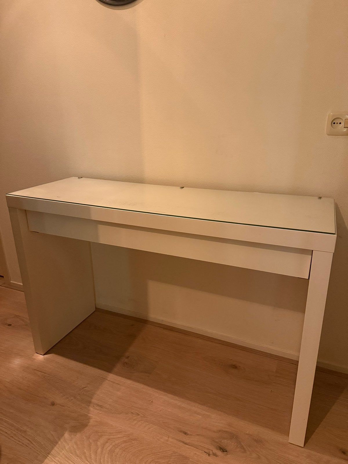 IKEA MALM Toilettafel/Makeuptafel/Bureau wit met glasplaat, Huis en Inrichting, Ophalen, Gebruikt, 100 tot 150 cm, Minder dan 100 cm