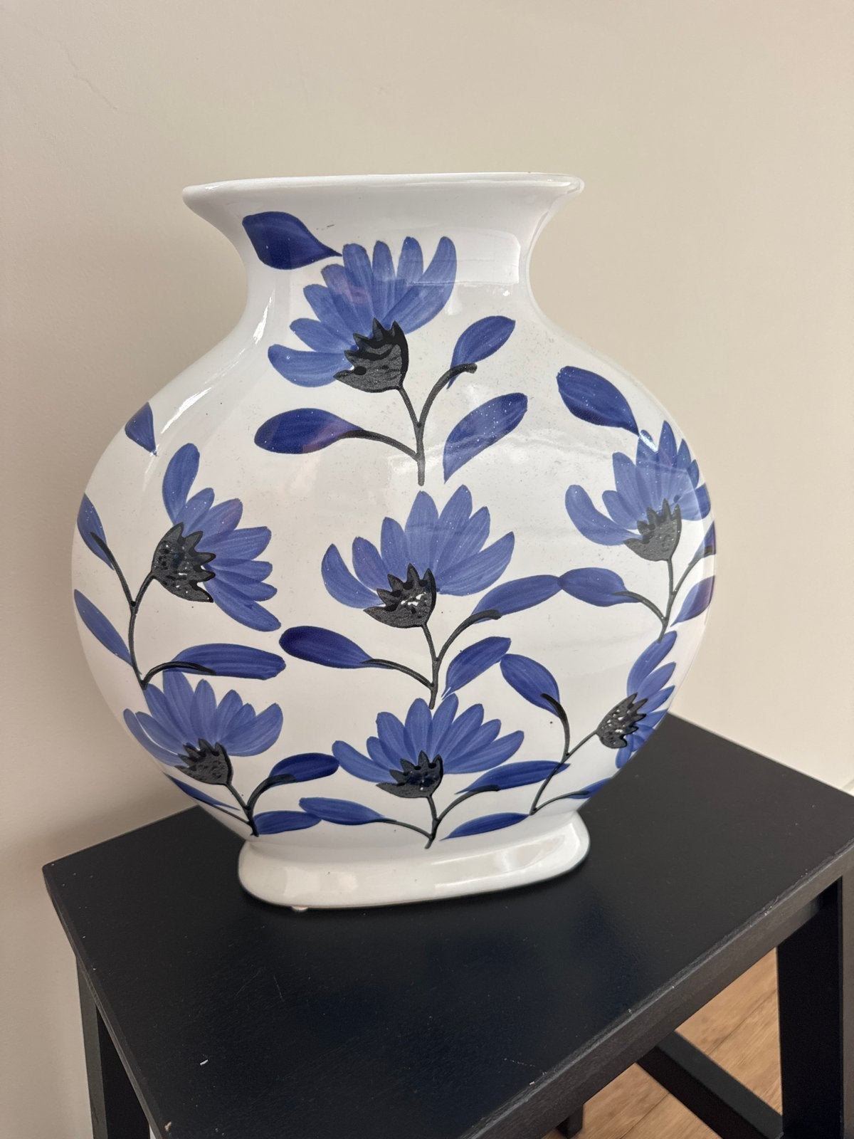 Grote witte vaas met blauwe bloemen, Antiek en Kunst, Antiek | Vazen, Ophalen
