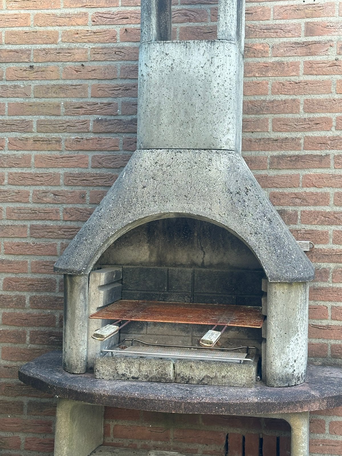 Betonnen barbecue met roestig rooster, Ophalen, Gebruikt