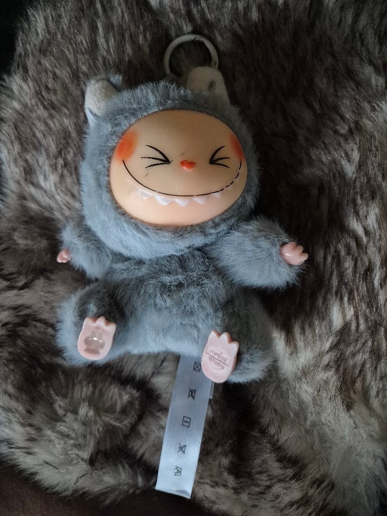 PopMart  Labubu Sleutelhanger grijs Monsters, Ophalen of Verzenden, Zo goed als nieuw, Knuffel of Figuurtje
