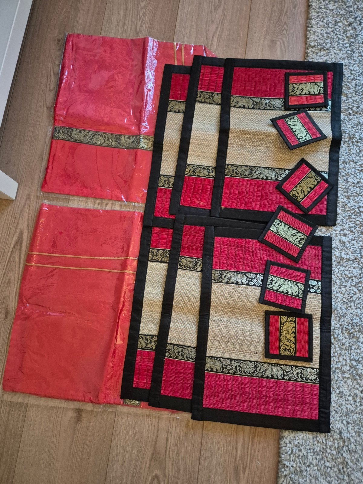 Thaise Tafeldecoratie Set: Lopers, Placemats, Onderzetters, Overige typen, Ophalen of Verzenden, Gebruikt, Rood