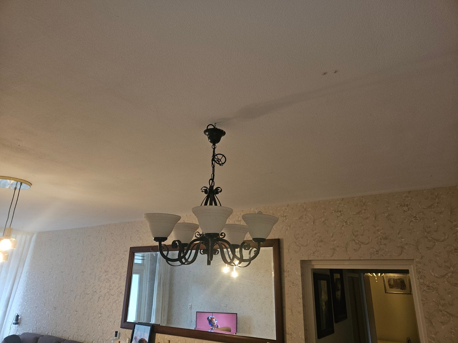 Elegante Zwarte Kroonluchter met 5 Glazen Kappen, Huis en Inrichting, Lampen | Kroonluchters, Ophalen, Gebruikt, E14 (klein), Glas