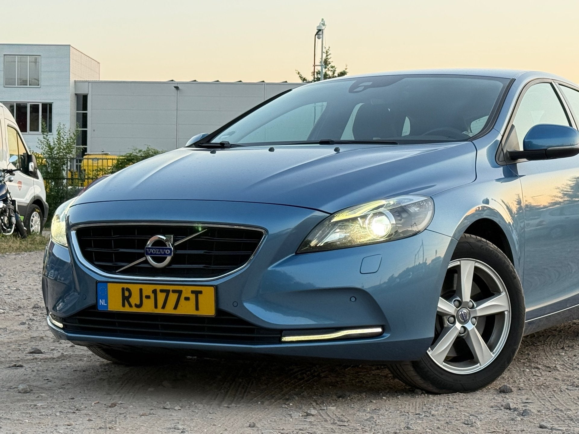 Volvo V40 2.0 D2 Momentum/AUTOMAAT/ZOMERBLAUW, Auto's, Gebruikt, Euro 6, 4 cilinders, Blauw