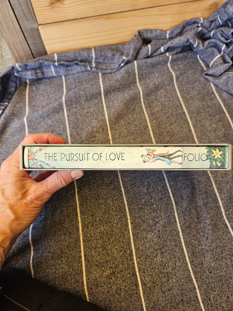 Nancy Mitford The Pursuit of Love  Folio Society 1991, Boeken, Nancy Mitford, Ophalen of Verzenden, Zo goed als nieuw, Fictie