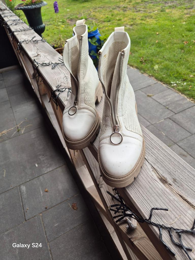 Witte enkellaarsjes met rits maat 39, Kleding | Dames, Schoenen, Wit, Lage of Enkellaarzen, Ophalen of Verzenden, Onbekend